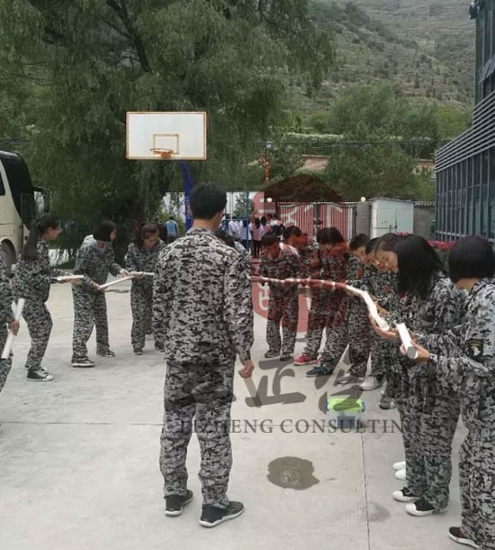 培訓(xùn)快訊培訓(xùn)時間：9月16日培訓(xùn)單位：某大學(xué)培訓(xùn)課程：拓展培訓(xùn)人數(shù)：拓展40人，觀摩人員：1名蘭州戶外拓展蘭州拓展培訓(xùn)