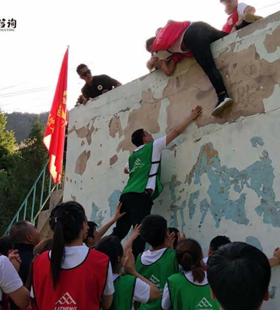 培訓(xùn)快訊培訓(xùn)時間：7月29日培訓(xùn)地點(diǎn):城建培訓(xùn)中心培訓(xùn)單位:蘭州火*商學(xué)院培訓(xùn)課程:拓展培訓(xùn)人數(shù)：28人