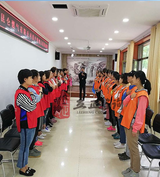 培訓(xùn)快訊培訓(xùn)時(shí)間：7月2日培訓(xùn)地點(diǎn):城建培訓(xùn)中心培訓(xùn)單位:甘肅中石油昆侖燃?xì)庥邢薰九嘤?xùn)課程:拓展培訓(xùn)人數(shù)：29人培訓(xùn)老師:王永康、桑浩勛后勤:魏萬里周明業(yè)務(wù)人員：齊亞