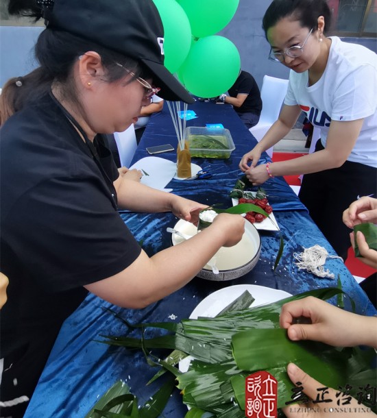 培訓(xùn)快訊培訓(xùn)時(shí)間：2021年6月14日培訓(xùn)地點(diǎn):和銳德廠區(qū)培訓(xùn)單位:甘肅和銳德公司（徐工挖掘機(jī)）培訓(xùn)課程:端午節(jié)主題團(tuán)建活動(dòng)項(xiàng)目介紹這個(gè)項(xiàng)目叫朱德的扁擔(dān)：每支代表隊(duì)選派男女各2名共4名隊(duì)員參賽，參賽隊(duì)