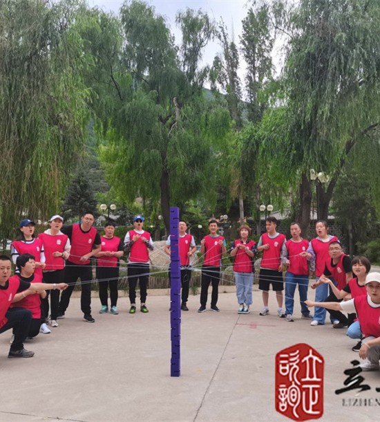 培訓(xùn)快訊培訓(xùn)時間：2021年7月6日培訓(xùn)地點：榆中興隆山培訓(xùn)單位:甘肅**集團**公司培訓(xùn)課程:中青年職工拓展培訓(xùn)班培訓(xùn)項目介紹：合力建塔團隊成員拉緊繩子末端控制塔鉤移動，用塔鉤將一塊塊塔吊起并按照教