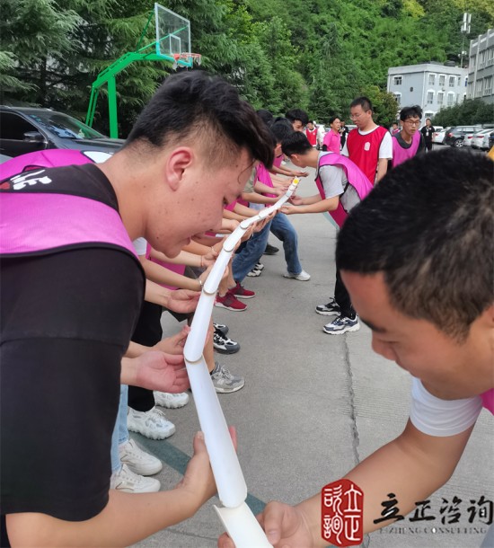 培訓(xùn)快訊培訓(xùn)時間：2021年7月12-19日培訓(xùn)地點：西安培訓(xùn)單位：中鐵**局**公司培訓(xùn)課程：新員工入職培訓(xùn)班團隊合作項目鼓動人心培訓(xùn)形式一個大鼓，把鼓的四周拴上16根繩子，每根繩子由一個人牽著，在